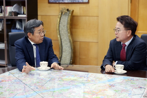 김헌동 SH공사 사장(왼쪽)과 육동한 춘천시장이 '골드시티' 확대 방안에 대해 논의하고 있다. © SH공사