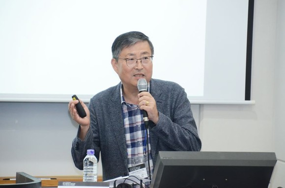주제 발표를 하고 있는 성백순 교수. ⓒ 한국프랜차이즈산업협회