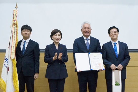 왼쪽 두 번째부터 △한화진 장관 △정현식 회장 △강석우 상근부회장 ⓒ 한국프랜차이즈산업협회