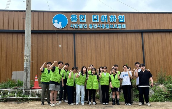 DB손해보험은 지난 3일 대학생 서포터즈 DREAMER 13기, 유기견 입양 플랫폼 포인핸드와 유기견 봉사활동을 진행했다. ⓒ DB손해보험