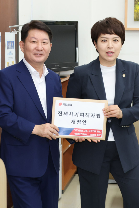 국민의힘 소속 국회 국회교통위원회 위원인 권영진 의원(간사)과 김은혜 의원이 15일 서울 여의도 의안과에 당론으로 발의한 '전세사기피해자 지원 및 주거안정 특별법안'을 제출하고 있다. ⓒ 연합뉴스