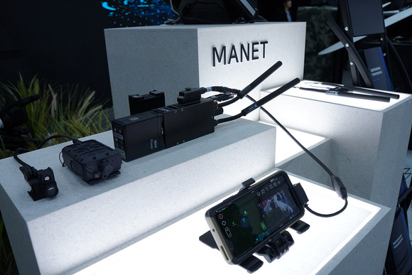 휴니드테크놀러지스의 한국형 MANET 무전기. ⓒ 휴니드테크놀러지스