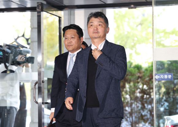 김범수 카카오 창업자가 지난해 10월 SM엔터테인먼트 인수 주가 시세조종 의혹과 관련한 조사를 받기 위해 서울 영등포구 금융감독원으로 출석하고 있다 . ⓒ 연합뉴스