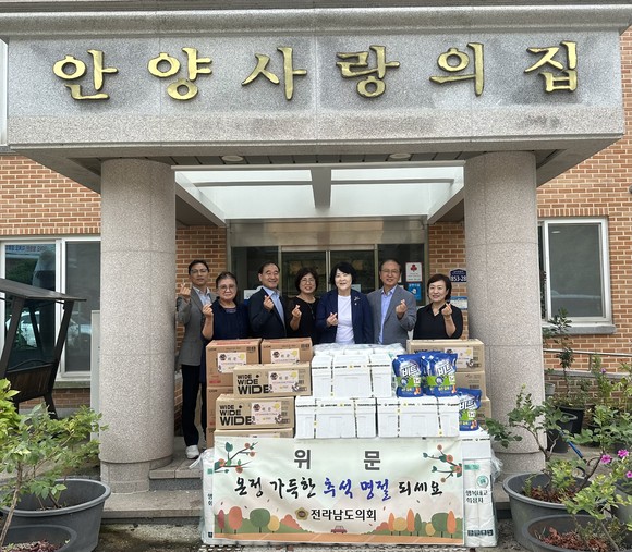 전남도의회 경제관광문화위원회 윤명희 위원장이 추석 명절을 맞아 복지시설을 위문했다. ⓒ 전남도의회