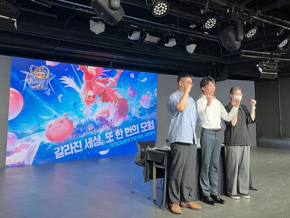 질의응답을 마친 후 사진 촬영 중인 △나경일 사업 PM △선상웅 사업 PM △박연주 운영총괄. =최민경 기자