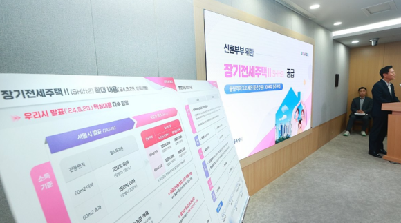 오세훈 서울시장이 지난달 10일 서울시청에서 신혼부부 장기전세주택Ⅱ 공급 관련 약식 브리핑을 하고 있다. © 연합뉴스
