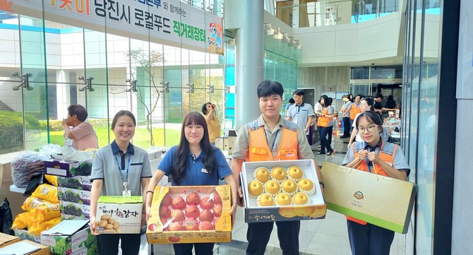 지난 9일 로컬푸드 직거래장터에서 명절 선물을 구매한 당진발전본부 임직원들. ⓒ 당진발전본부