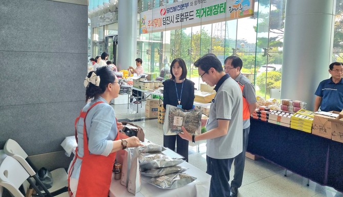 로컬푸드 직거래장터에서 부각을 구매하고 있는 모습(김훈희 당진발전본부장). ⓒ 당진발전본부