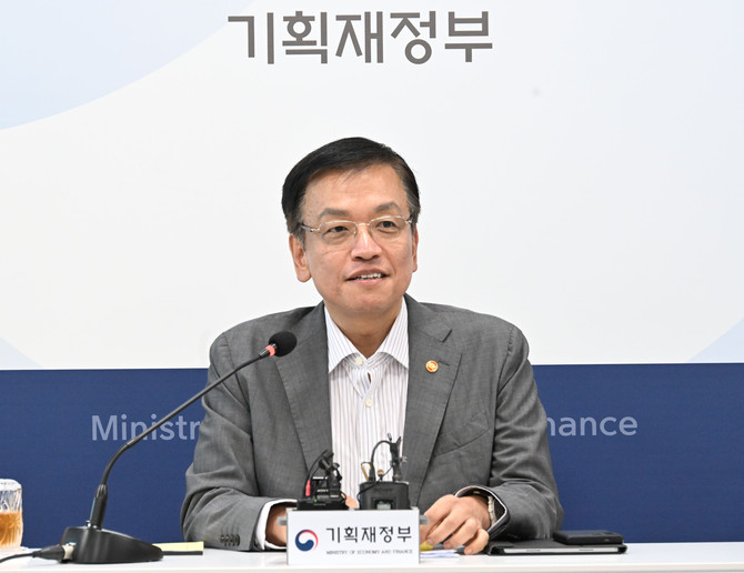 최상목 경제부총리 겸 기획재정부 장관은 지난 9일 정부세종청사에서 열린 9월 월례 기자간담회에서 개인연금 종신 수령 선택 시 세율을 4%에서 3%로 낮추고 퇴직금을 '20년 연금'으로 나눠 받을 경우 세제 혜택도 제공한다고 밝혔다. ⓒ 기획재정부