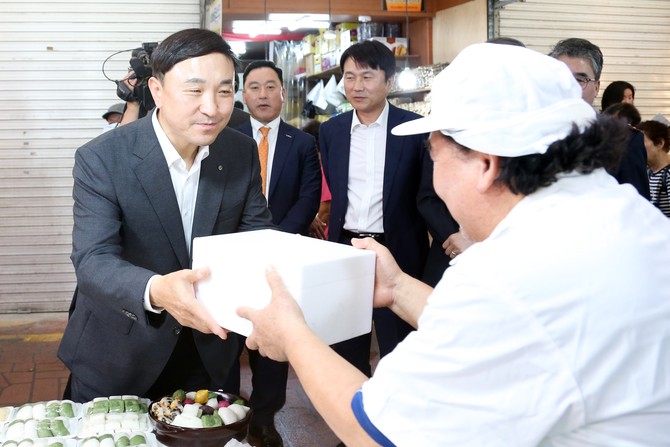 신한카드는 금융감독원과 함께 추석 명절을 앞두고 어려움을 겪는 취약계층과 전통시장 소상공인을 돕기 위한 '추석 나눔 행사'를 진행했다고 11일 밝혔다. ⓒ 신한카드