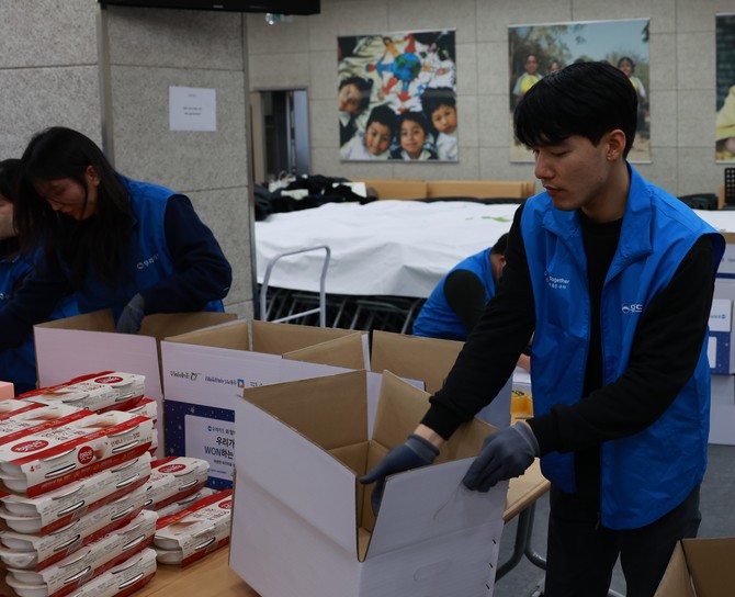 우리카드는 민족대명절 추석을 맞아 서울 창신2동 취약계층 100가구에 풍성한 '행복 꾸러미'를 전달했다고 11일 밝혔다. ⓒ 우리카드