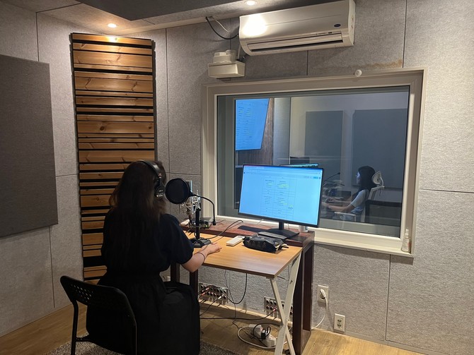 마코빌 치타부 프랑스 콘텐츠를 녹음 중인 프랑스 현지인 성우의 모습. =최민경 기자