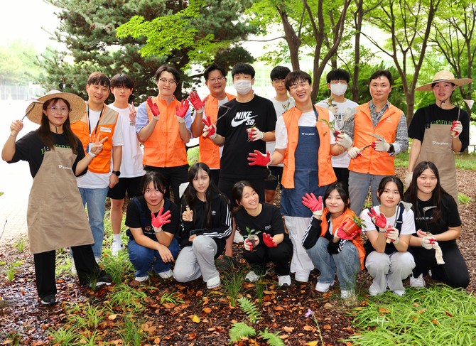 한화생명은 지난 19일 오후 서울 여의도중학교에서 한화생명 임직원 봉사단과 학생들이 생태정원 가꾸기 활동을 진행했다. ⓒ 한화생명