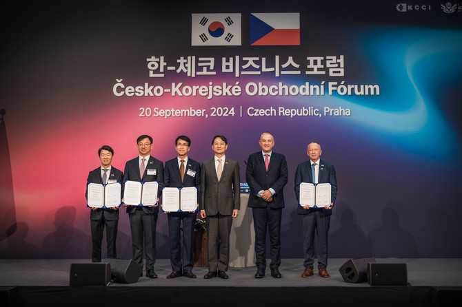 왼쪽부터 나승식 한국자동차연구원 원장, 전윤종 한국산업기술평가원 원장, 김동욱 현대차 전략기획실 부사장, 안덕근 산업통상자원부 장관, 요제프 시켈라(Jozef Síkela) 체코 산업통상부 장관, 바츨라프 스나셀(Vaclav Snasel) 체코 오스트라바 공대 총장. ⓒ 대한상공회의소