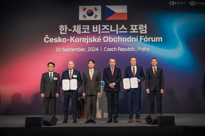 왼쪽부터 박철연 현대차 글로벌수소비즈니스사업부 상무, 켄 라미레즈 현대차 글로벌상용&수소사업본부 부사장, 안덕근 산업통상자원부 장관, 요제프 시켈라(Jozef Síkela) 체코 산업통상부 장관, 페트르 노보트니(Petr Novotný) 스코다 그룹 CEO, 자로미르 실하넥(Jaromír Šilhánek) 스코다 일렉트릭 CEO. ⓒ 대한상공회의소