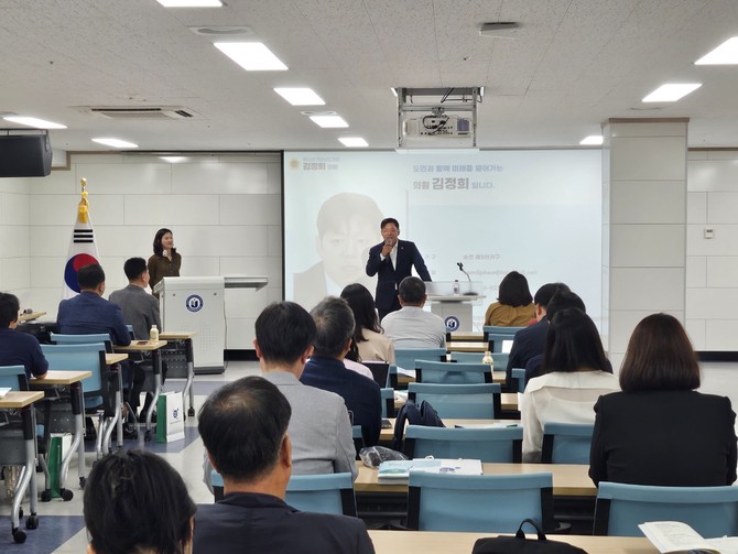 전남교육종단연구 학술대회에서 인사말하는 김정희 교육위원장. ⓒ 전남도의회