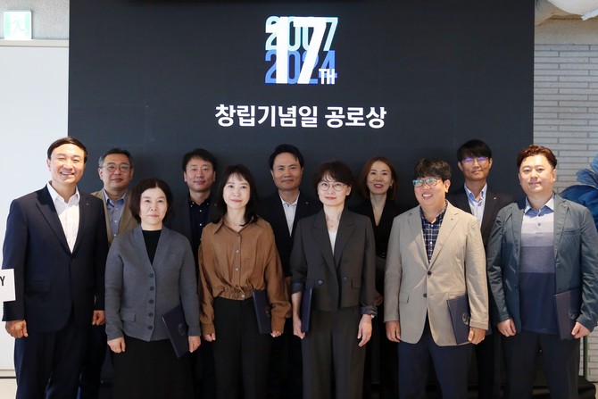 신한카드는 창립 17주년을 맞아 고객과 자회사 임직원, 임직원 가족 등을 초청해 감사의 마음을 전하고 기업시민으로서 지속가능한 미래를 다짐하는 창립기념식을 진행했다고 30일 밝혔다. ⓒ 신한카드