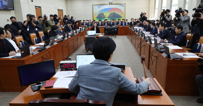 30일 국회 정무위원회가 확정한 증인 명단에 보험업계 관계자들은 포함되지 않으면서 그간 꾸준히 다뤄진 실손 청구 전산화·보험료 카드납 등이 이번엔 제외될 전망이다. 대신 예금보험공사에 대한 국감이 열리는 만큼 시선이 쏠리게 될 전망이다. ⓒ 연합뉴스