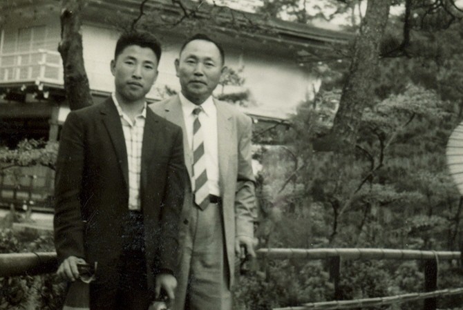 일본 유학 중 효성그룹 창업주이자 부친인 조홍제 회장과 함께한 조석래 회장. ⓒ 효성그룹