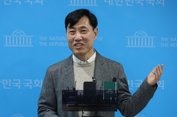 하태경 보험연수원장이 지난 1일 CBS라디오 '김현정의 뉴스쇼'에 출연해 낙하산 논란에 대해 일부 인정한다고 밝혔다. .ⓒ 연합뉴스