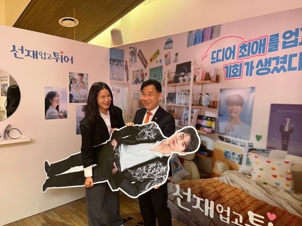OTT 하우스 'TIVING 팝업'에 방문해 tvN 드라마 '선재 업고 튀어' 부스를 체험중인 강도현 과기부 제2차관과 최주희 티빙 대표. =최민경 기자