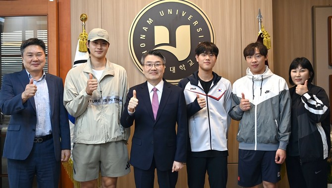 좌측부터 조규정 학장, 오상욱 선수, 박상철 총장. ⓒ 호남대