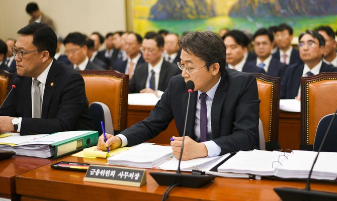 김병환 금융위원장과 권대영 금융위 사무처장이 10일 국회 정무위원회 국정감사에 참여해 질의를 받고 있다. =장민태 기자