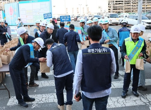 GS칼텍스가 하반기 대정비작업 현장에서 출근길 안전캠페인을 실시했다.ⓒ GS칼텍스