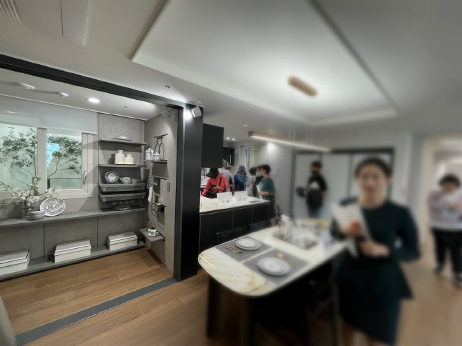 전용 84.91㎡A3 부엌과 알파룸 내부. = 박선린 기자