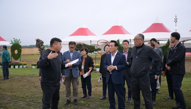백성현 논산시장이 오는 10월17일 개막하는 2024 강경젓갈축제가 개최되는 강경읍 금강 둔치 일원을 직접 방문해 현장 점검을 실시하고 있다. ⓒ 논산시