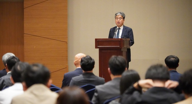 임상섭 산림청장이 '2024년 한국목재공학회 추계학술발표대회'에 참석해 축하 인사말을 하고 있다. ⓒ 산림청