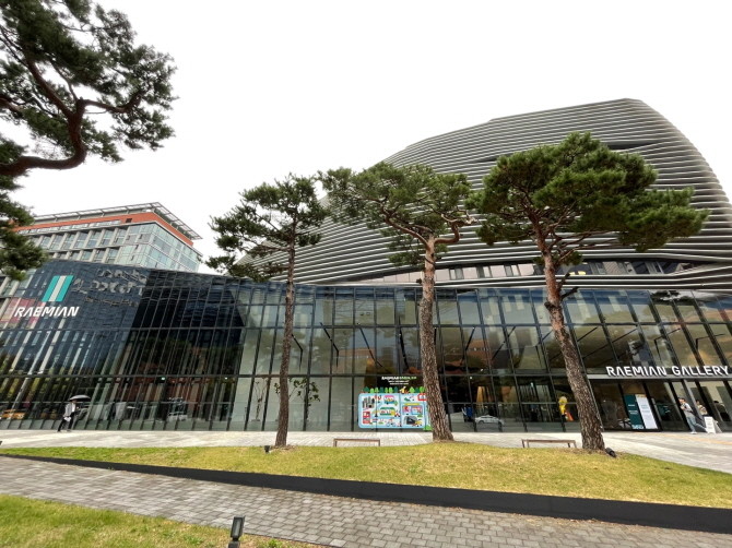 18일 삼성물산·HDC현대산업개발 컨소시엄이 서울 송파구 신천동 일원에 분양하는 '잠실 래미안아이파크' 분양 체제에 나섰다. 사진은 견본주택이 조성된 서울 송파구 문정동 '래미안 갤러리' 외관. = 박선린 기자