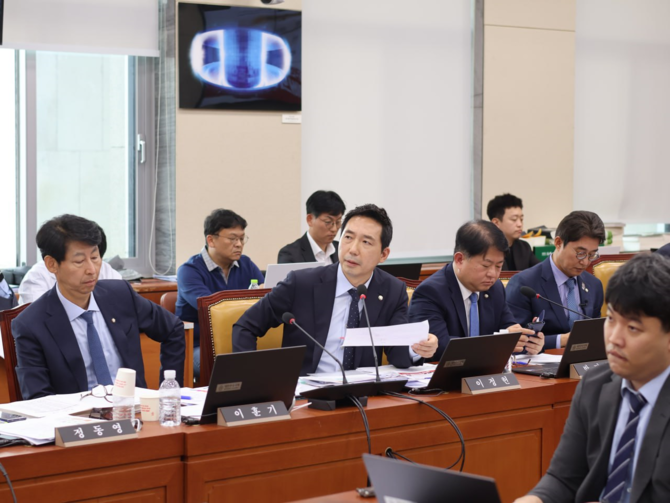 이정헌 더불어민주당 의원이 국회에서 국내 인터넷망 무임승차 방지를 위한 법안을 발의하고 있다. ⓒ 이정헌 의원실