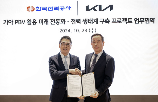 왼쪽부터 이준호 한국전력공사 안전&영업배전 부사장, 정원정 기아 국내사업본부장(부사장). ⓒ 기아