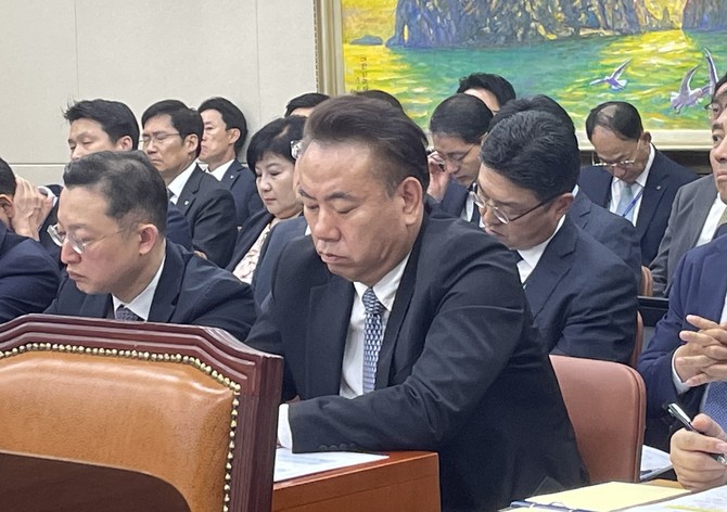 24일 국회 정무위원회 국정감사가 열린 가운데 유재훈 예금보험공사 사장이 출석했다. = 김정후 기자