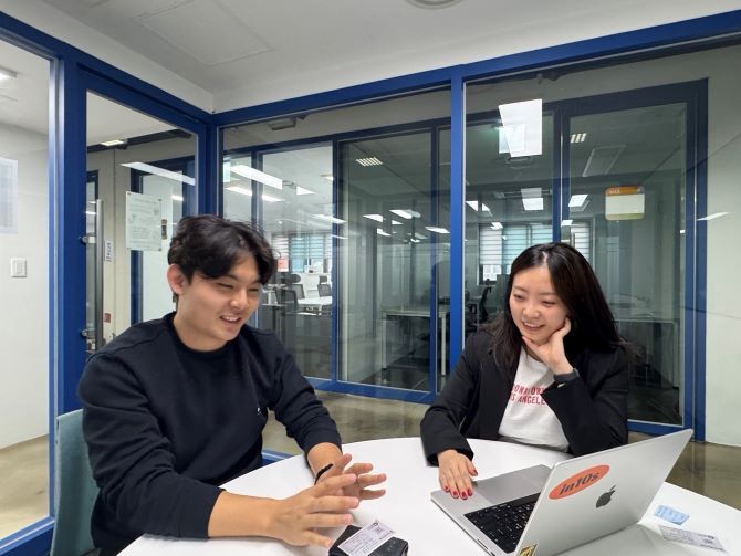(왼쪽부터) 김현기 CPO·윤지영 인텐스랩 대표. 윤지영 대표는 창업 초기 부터 김현기 CPO를 만나면서 지원전에 서비스를 출시할 수 있게 됐다고 말했다. = 김우람 기자