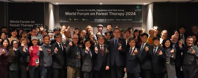 임상섭 산림청장이 28일 대전광역시 인터시티호텔에서 열린 '2024 세계산림치유포럼' ㅐ최 후 단체 기념촬영을 하고 있다. ⓒ 산림청