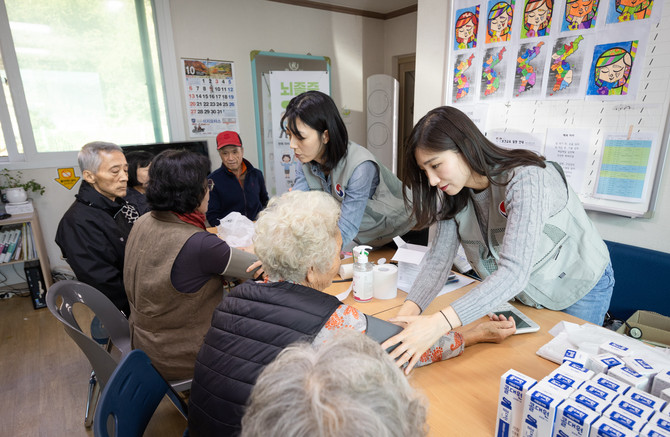 대한항공 임직원 및 가족들이 농가 일손 돕기와 의료 지원 봉사활동을 하고 있는 모습. ⓒ 대한항공