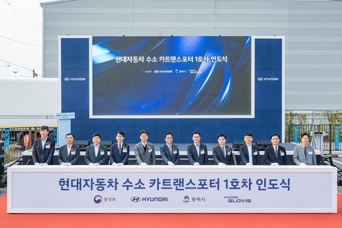 엑시언트 수소전기트럭 카트랜스포터 1호차 인도식에 관계자들이 기념사진을 촬영하고 있다. ⓒ 현대자동차