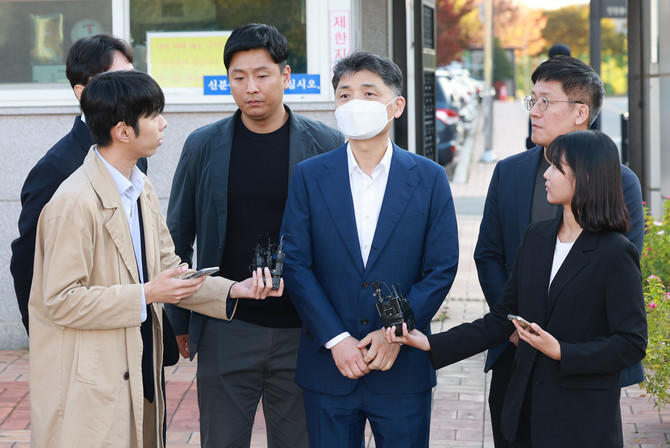 법원이 SM엔터테인먼트 시세조종 의혹으로 구속기소돼 재판을 받고 있는 김범수 카카오 창업자 경영쇄신위원장에 대해 보석을 허가했다. ⓒ 연합뉴스