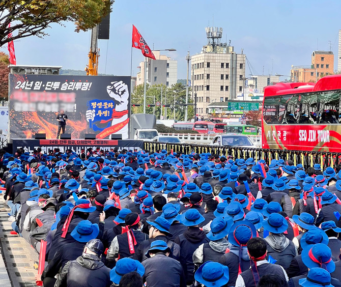 현대트랜시스 노조원 등 1000여 명은 지난 10월28일 현대차·기아 양재사옥 앞 3개 차선을 막은 채 대형 무대와 초대형 스피커를 설치하고, 모욕적인 표현이 담긴 현수막과 보행자를 위협할 수 있는 대형 깃발 등을 동원해 대대적인 집회를 진행했다. ⓒ 독자제공
