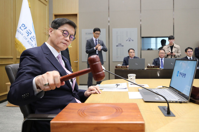 이창용 한국은행 총재가 지난달 11일 열린 금융통화위원회에서 의사봉을 두드리고 있다. ⓒ 연합뉴스