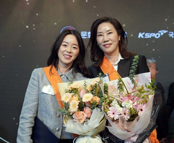 류수정 양궁감독(오른쪽)과 장혜진 졸업생이 체육훈장 청룡장 수상 후 기념촬영을 하고 있다. ⓒ 계명대학교