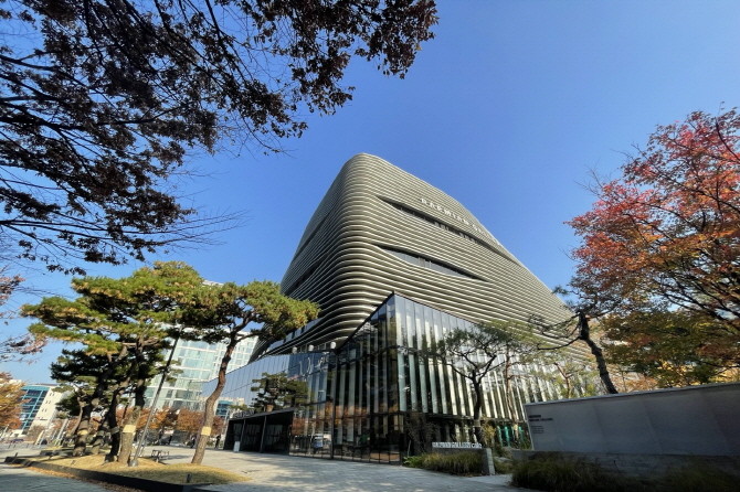 서울 송파구 충민로 일원에 위치한 '래미안갤러리' 외관. 전통적인 비정형 형태가 돋보인다. = 박선린 기자