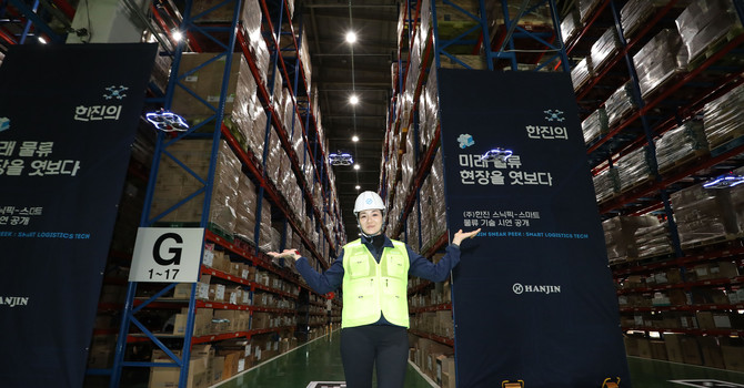 조현민 사장이 창고 내 상품 재고 파악에 활용되는 드론을 선보이고 있다. ⓒ 한진