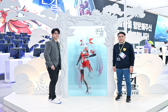 넷마블은 14일 부산 벡스코에서 열린 지스타 2024에서 '몬길: STAR DIVE(이하 몬길)'의 공동 인터뷰를 진행했다. (왼쪽부터) 이다행 넷마블 사업부장과 김민균 넷마블몬스터 PD. ⓒ 넷마블