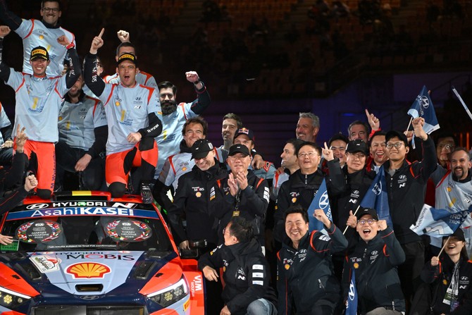 정의선 현대차그룹 회장이 24일 WRC 일본 랠리 후 드라이버 우승을 차지한 티에리 누빌 선수 및 임직원들과 기념촬영을 하는 모습. ⓒ 현대자동차