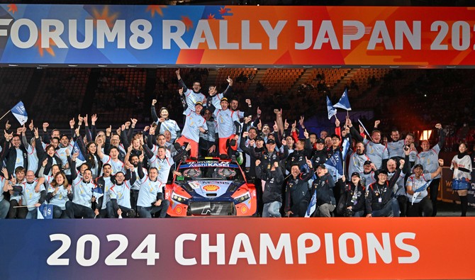 정의선 현대차그룹 회장이 24일 WRC 일본 랠리 후 드라이버 우승을 차지한 티에리 누빌 선수 및 임직원들과 기념촬영을 하는 모습. ⓒ 현대자동차