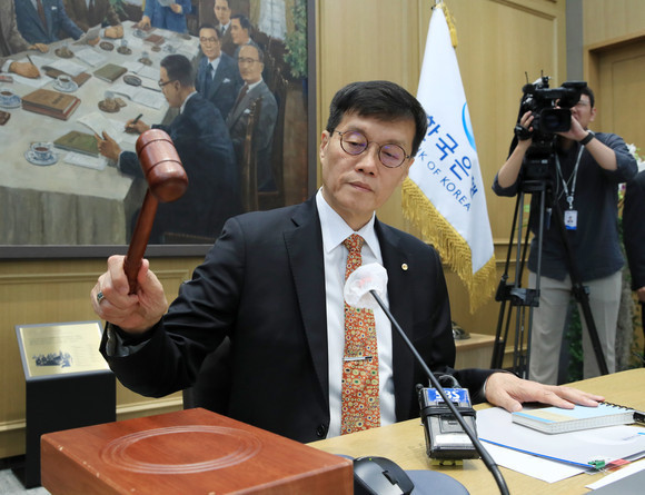 이창용 한국은행 총재가 의사봉을 들고 있다. ⓒ 한국은행