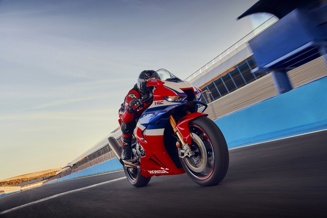 컨트롤의 즐거움을 극대화한 슈퍼스포츠 모터사이클 2025년형 'CBR1000RR-R 파이어블레이드 SP'. ⓒ 혼다코리아